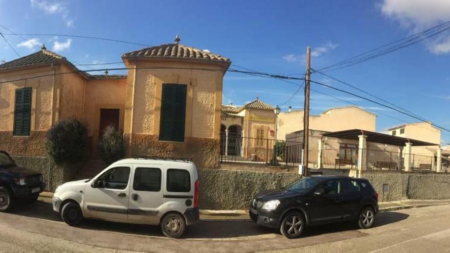 Vista frontal de Ca sa Mestra, la biblioteca, Correos y el centro sanitario (parte de la dcha.).