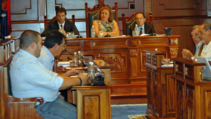 Juan Francisco Artiles (2i.), con la alcaldesa al fondo, en un pleno. | la provincia / dlp