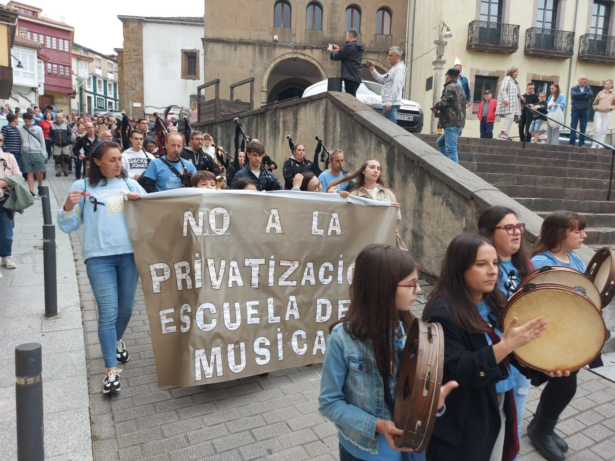 En imágenes: Así fue la manifestación contra el cierre de la Escuela de Música de Tineo