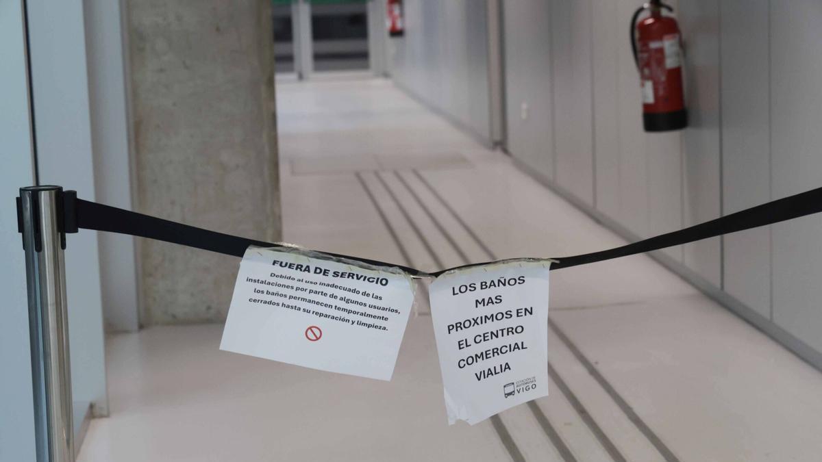 Carteles en la estación que prohíben el uso de los aseos.