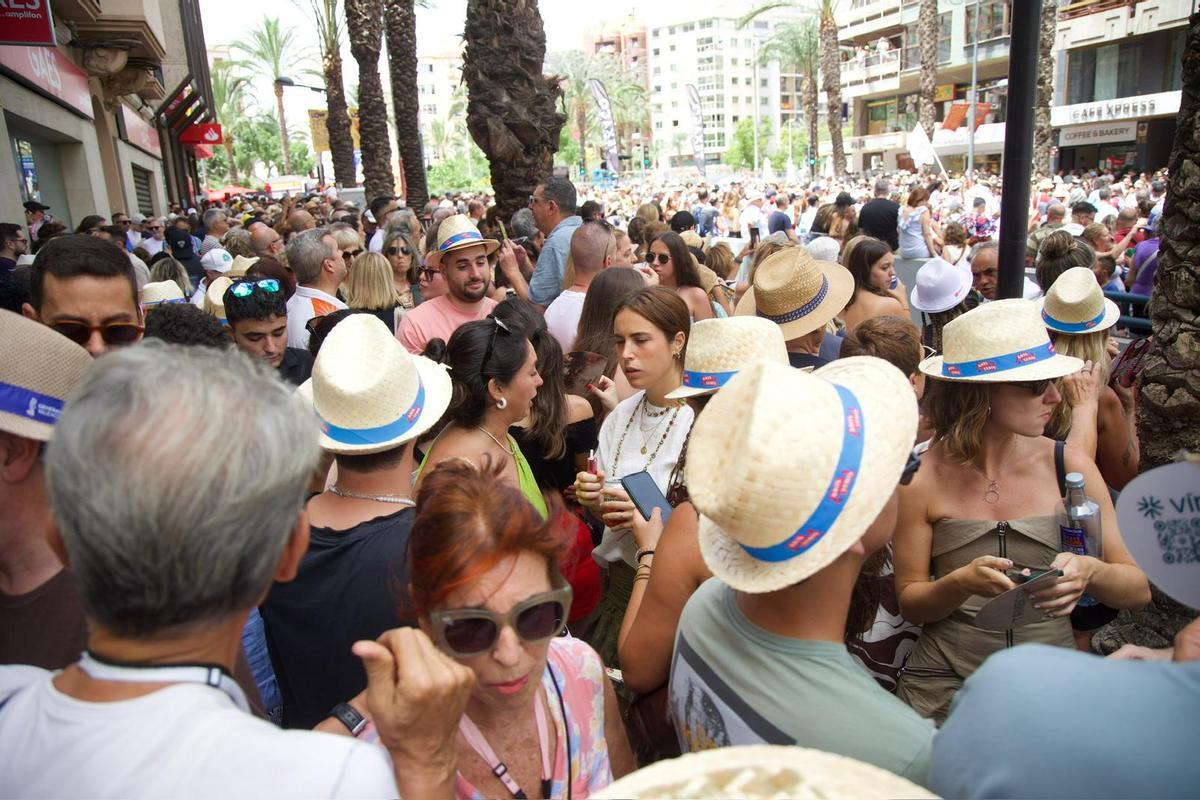 Aglomeración de personas en Alfonso el Sabio minutos antes de la mascletà.