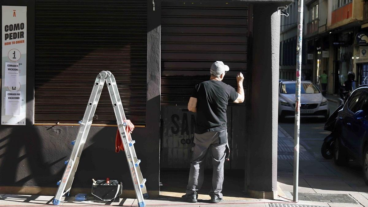 Un trabajador en Málaga capital.