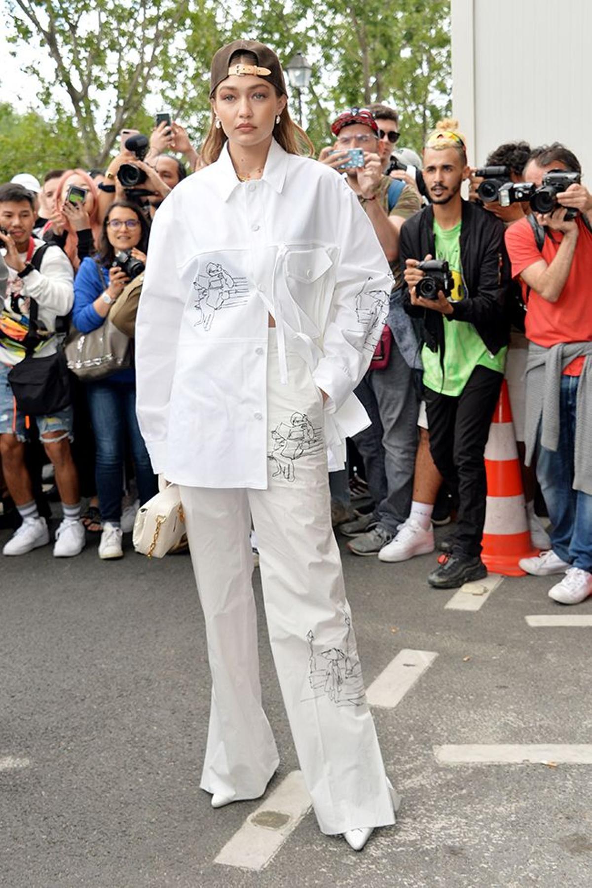Gigi Hadid con gorra masculina en el desfile de Louis Vuitton