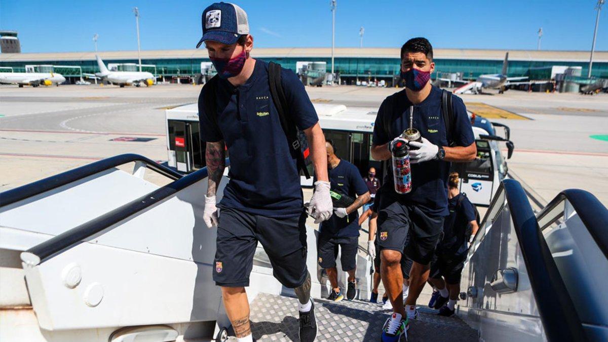 Messi y Suárez, entrando en el avión para viajar a Palma