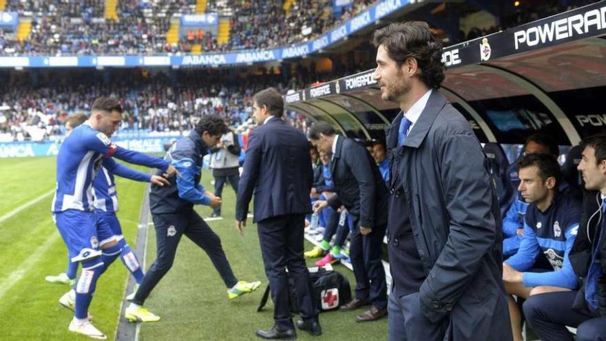 Víctor en el banquillo, con Lucas solicitando algo a sus compañeros.