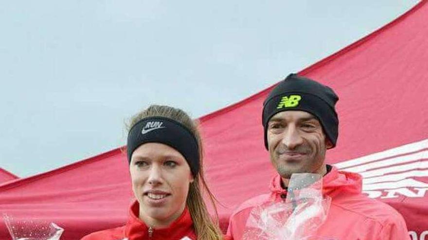 Lolo Penas, a la derecha, posa con su trofeo tras ganar el cross.