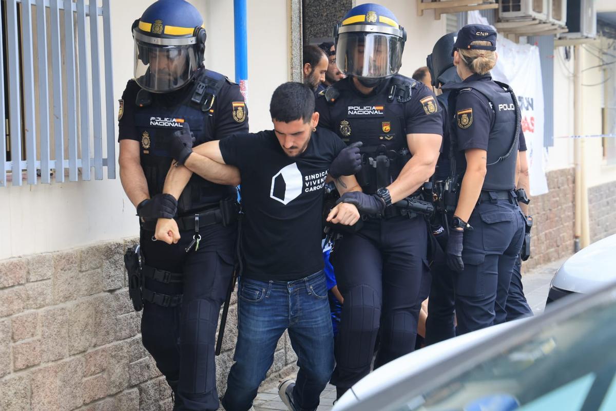 Tensión entre policías y manifestantes en un desalojo con dos menores en Alicante