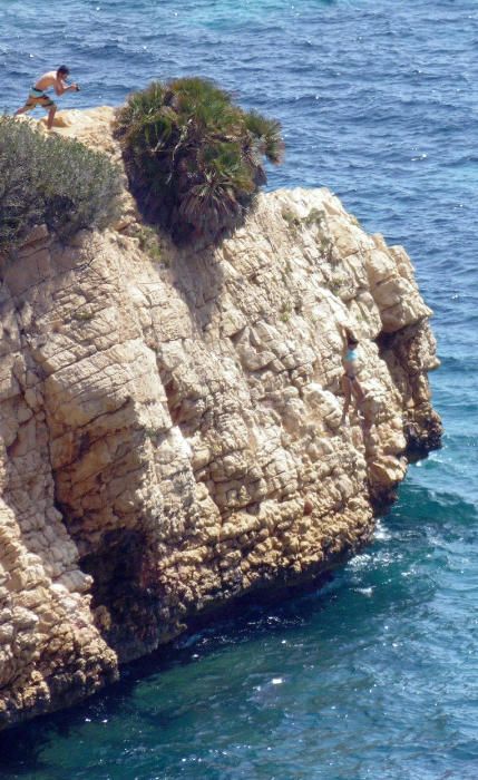 Saltos de riesgo por una foto en el Tangó de Xàbia