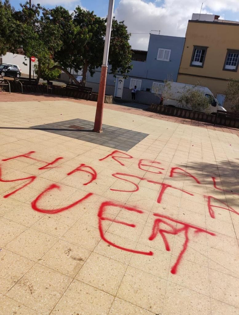 Pintadas en el suelo de la Plaza Doña Flora, en Juan Grande.