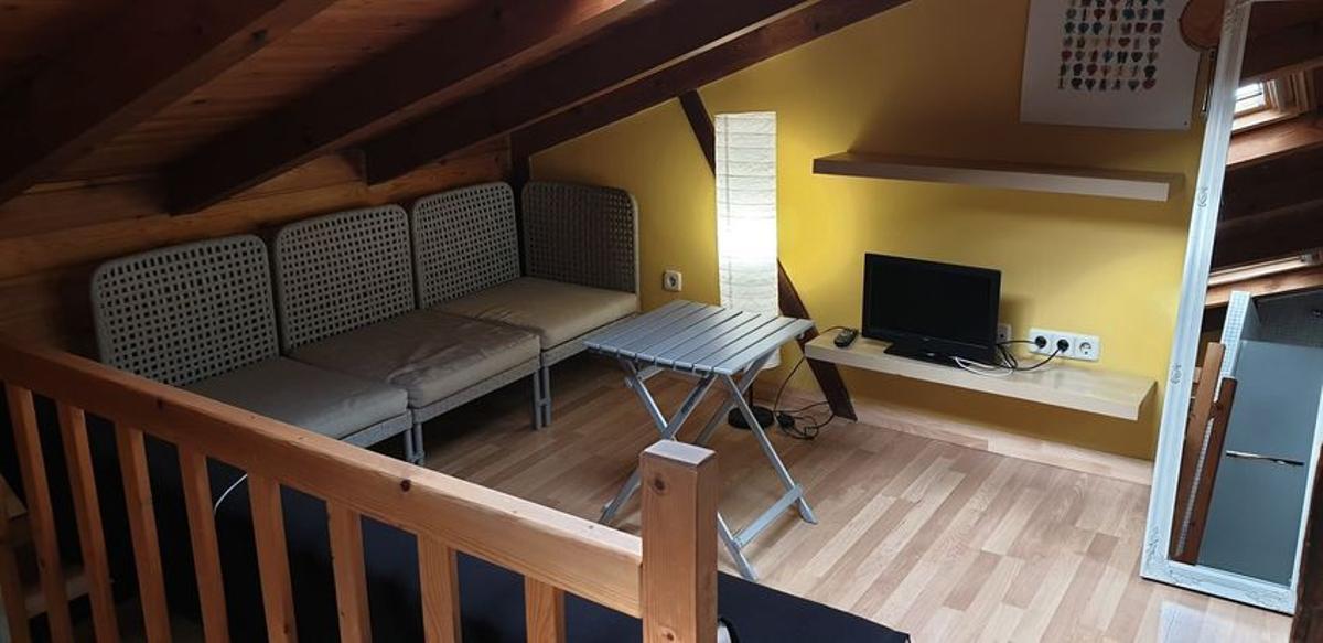 El piso viral de 30 metros en Alcalá de Henares: váter en la cocina, techos abuhardillados y 650 euros al mes