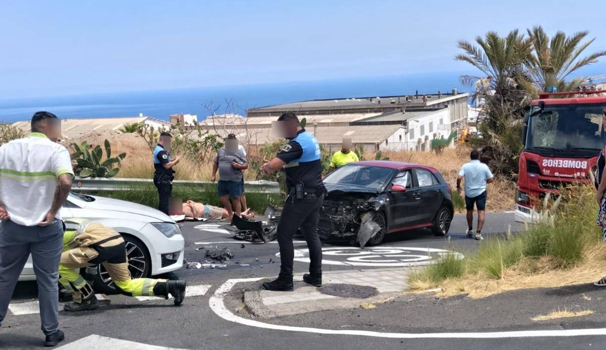 Un momento del accidente, con los efectivos de emergencia en el lugar.