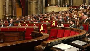 Votación en el pleno del Parlament.