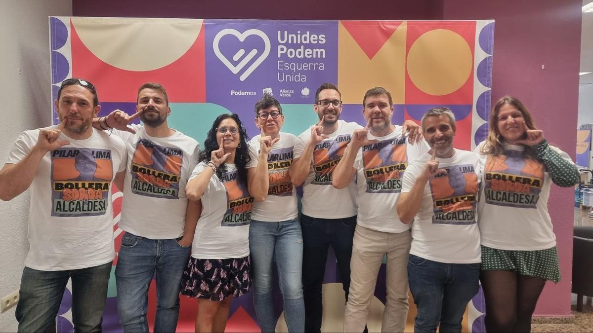 Pilar Lima y su equipo con una camiseta que han hecho tras lo sucedido en el Hormiguero