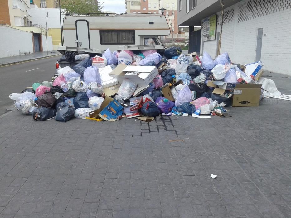 Varios días después de la desconvocatoria de la huelga de limpieza, la basura sigue acumulándose en las calles.