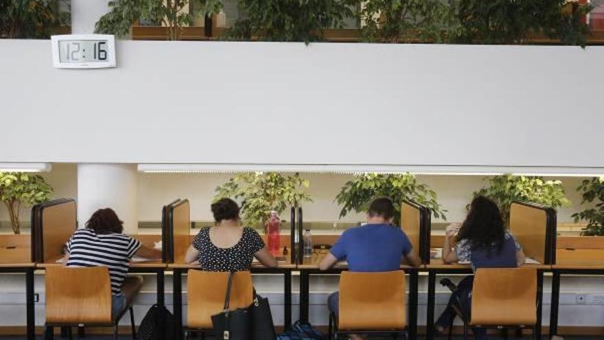 Alumnos de la Jaume I estudiando para los exámenes en la universidad del campus.