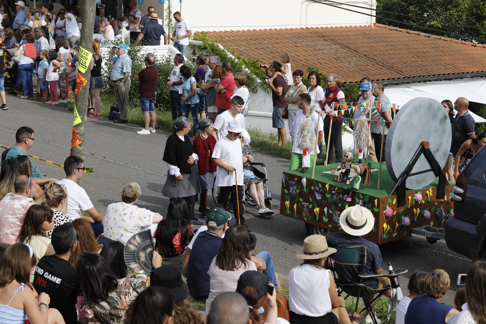 En imágenes: Las carrozas de Valdesoto vuelven con muchas risas