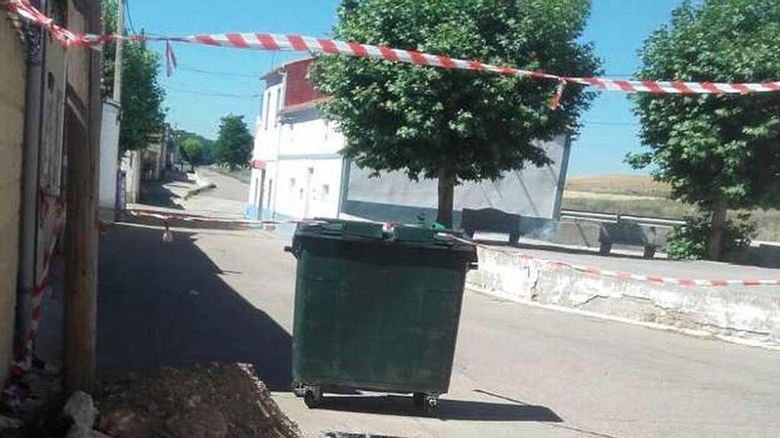 Uno de los boquetes abiertos en Olmo de la Guareña para localizar la avería.