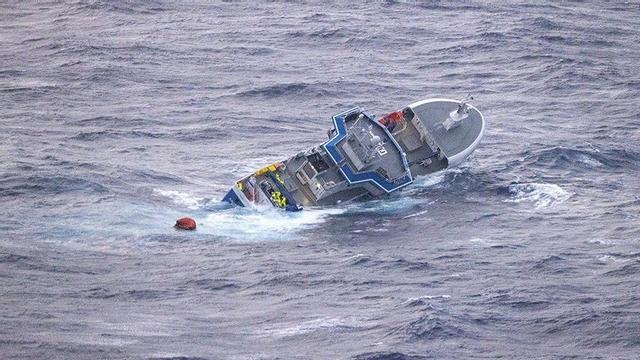 Tripulantes del 'Argos Georgia', con el buque a punto de hundirse.