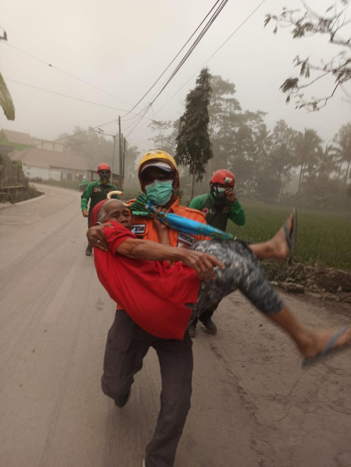 La isla de Java (Indonesia), en alerta por la erupción del volcán Semeru