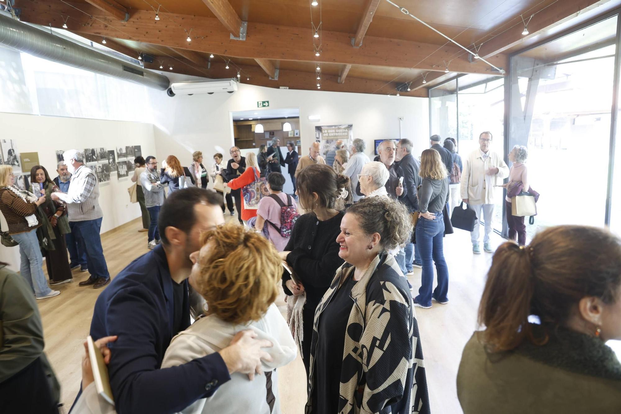 Así fue la inauguración de “Lo que queda de entonces”, una memoria fotográfica a la Asturias franquista