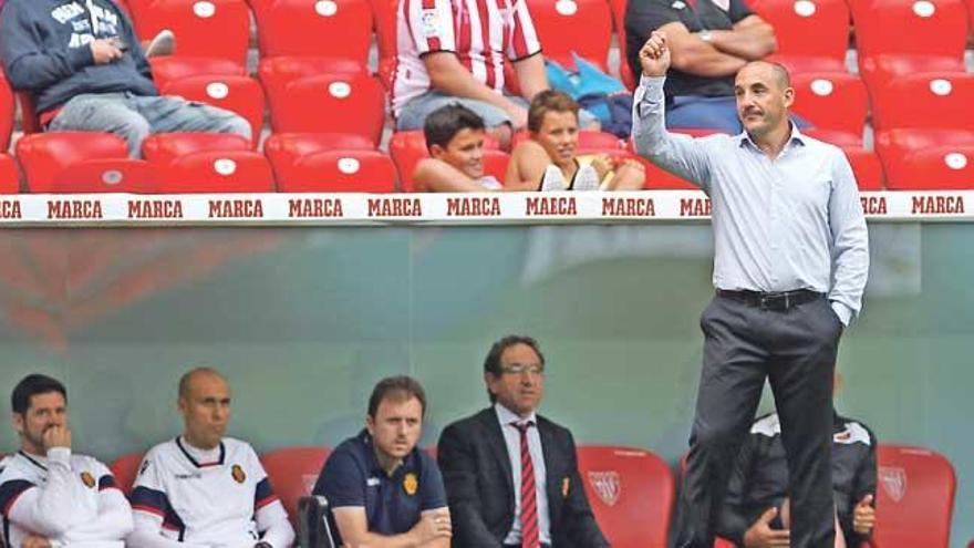 Albert Ferrer da instrucciones a sus jugadores, ayer en el Nuevo San Mamés.