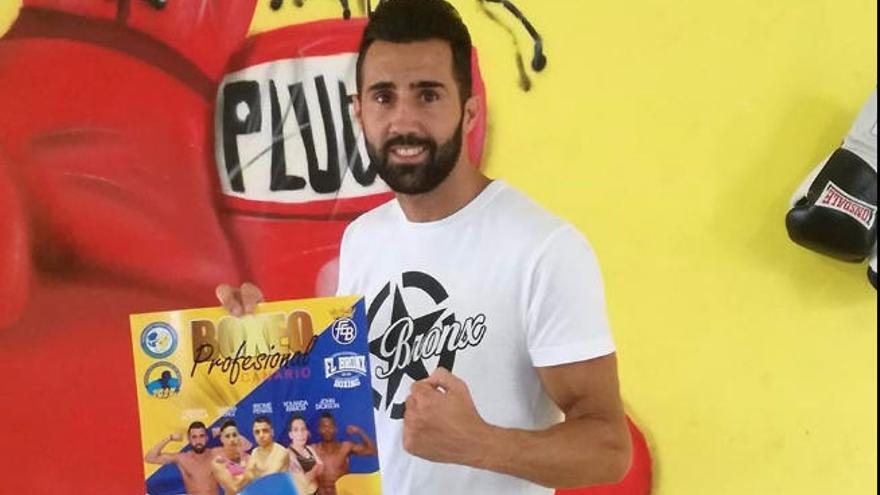 Cristian Montilla ´Pluto´ sostiene uno de los carteles promocionales de su próximo combate