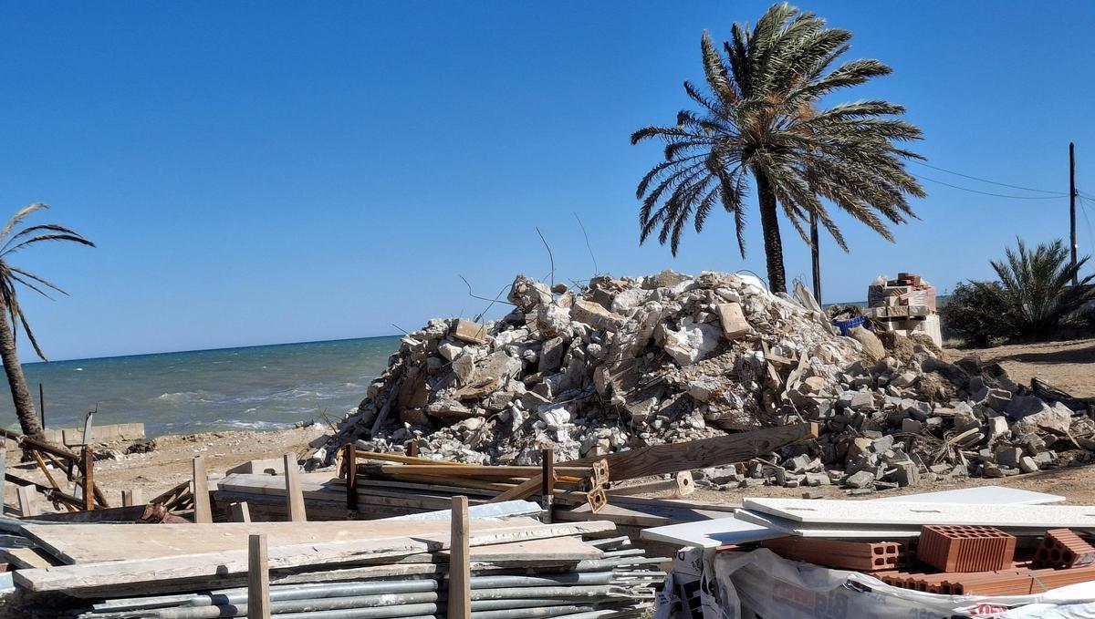 La «montaña» de escombros está pegada al mar. | A. P. F.