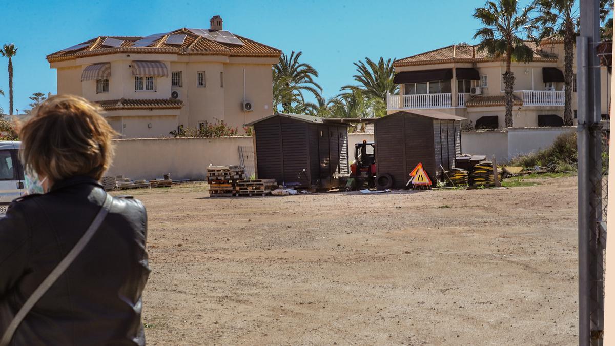 Lugar de acopio del Ayuntamiento, en la calle Nicolás de Bussy, en Orihuela Costa.