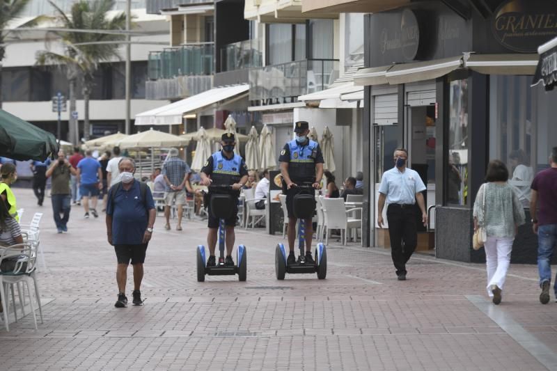 23-06-20 LAS PALMAS DE GRAN CANARIA.PLAYA DE LAS CANTERAS.LAS PALMAS DE GRAN CANARIA. Fotos de la gente desalojando Las Canteras. Fotos: Juan Castro  | 23/06/2020 | Fotógrafo: Juan Carlos Castro