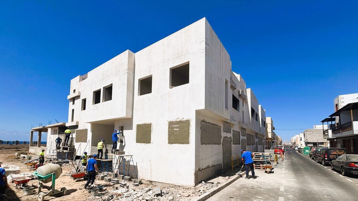 Operarios del Ayuntamiento de Arrecife durante el tapiado del edificio inacabado en el barrio de San Francisco Javier