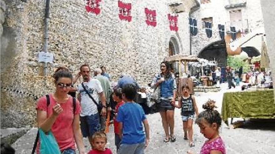 La placeta de Sant Francesc, com bona part del casc antic de la vila, estava engalanada amb motius medievals