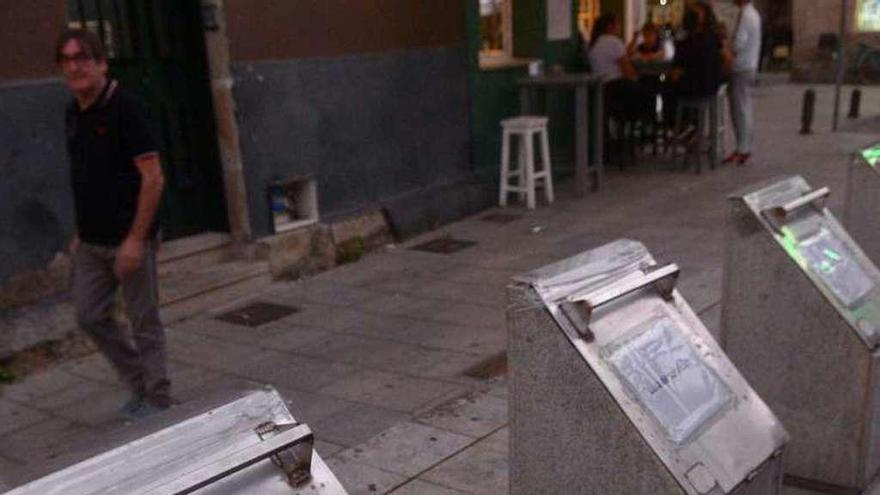 Contenedores fuera de servicio en calle Infantas. // Noé Parga