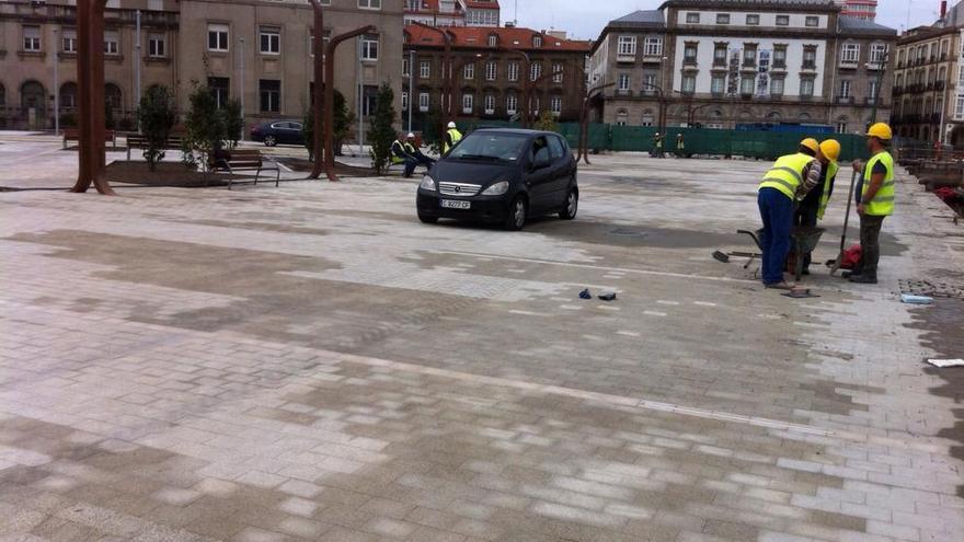 Los obreros asfaltan hoy la zona de la Marina que inauguró ayer el alcalde