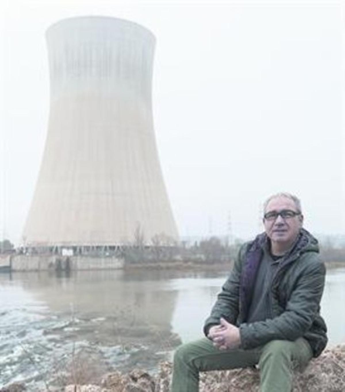 L’escriptor Andreu Carranza, a Ascó, amb la central nuclear al fons.