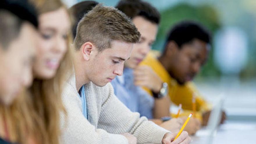 Unos estudiantes atienden en clase