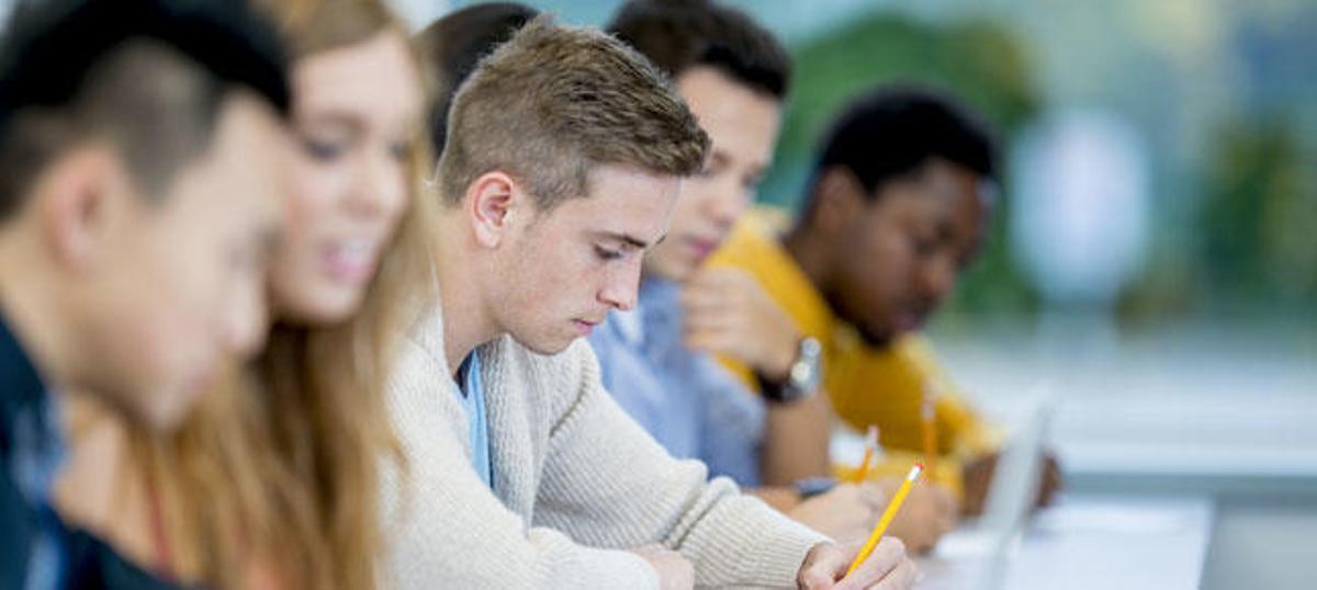 Unos estudiantes atienden en clase