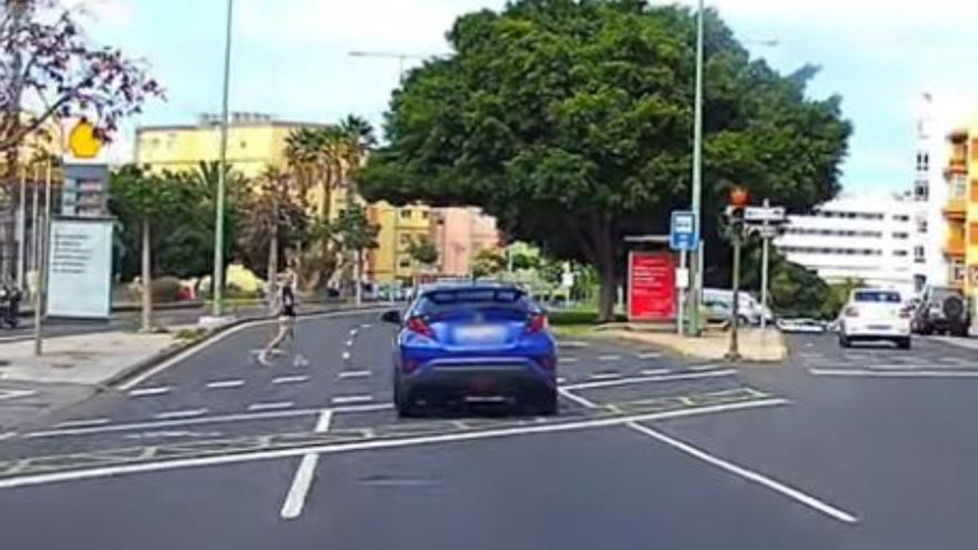 Un conductor se salta un semáforo en rojo y casi atropella a un peatón en Las Palmas de Gran Canaria