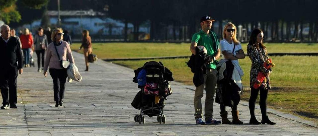 El paseo de la playa de Vilagarcía fue aprovechado por muchos vecinos durante la espléndida tarde. // Iñaki Abella