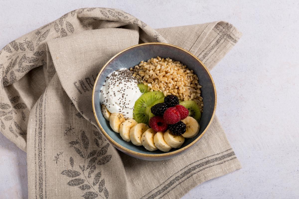 Bowl de avena con yogurt y frutas variadas.