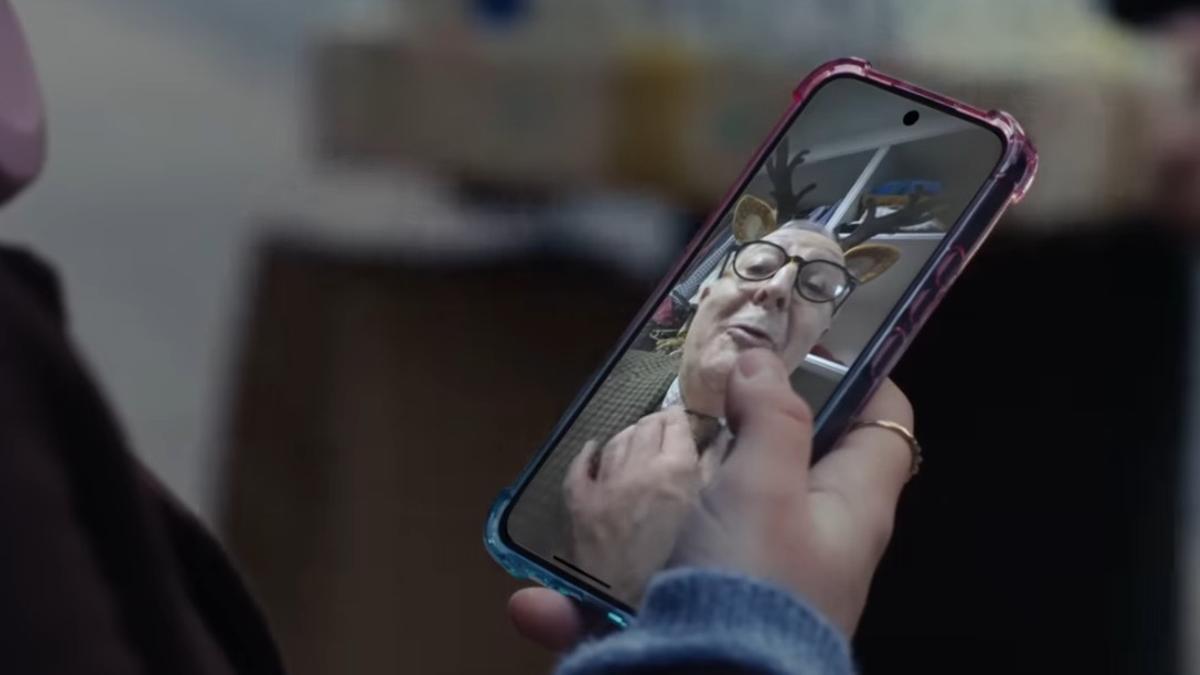 Imágen del vídeo que Ángel deja a una de sus nietas en el anuncio 'Los Gracia' de Movistar