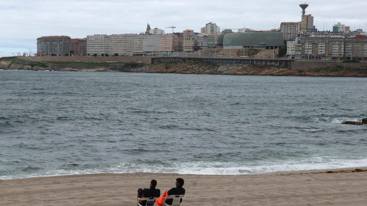 Dos socorristas en Riazor un día sin bañistas.