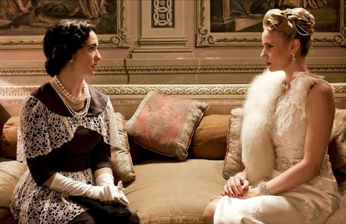 Anna Torrent interpreta Carmen Polo (esquerra), i Julieta Cardinali, Eva Perón. Anna Torrent interpreta Carmen Polo (esquerra), i Julieta Cardinali, Eva Perón.