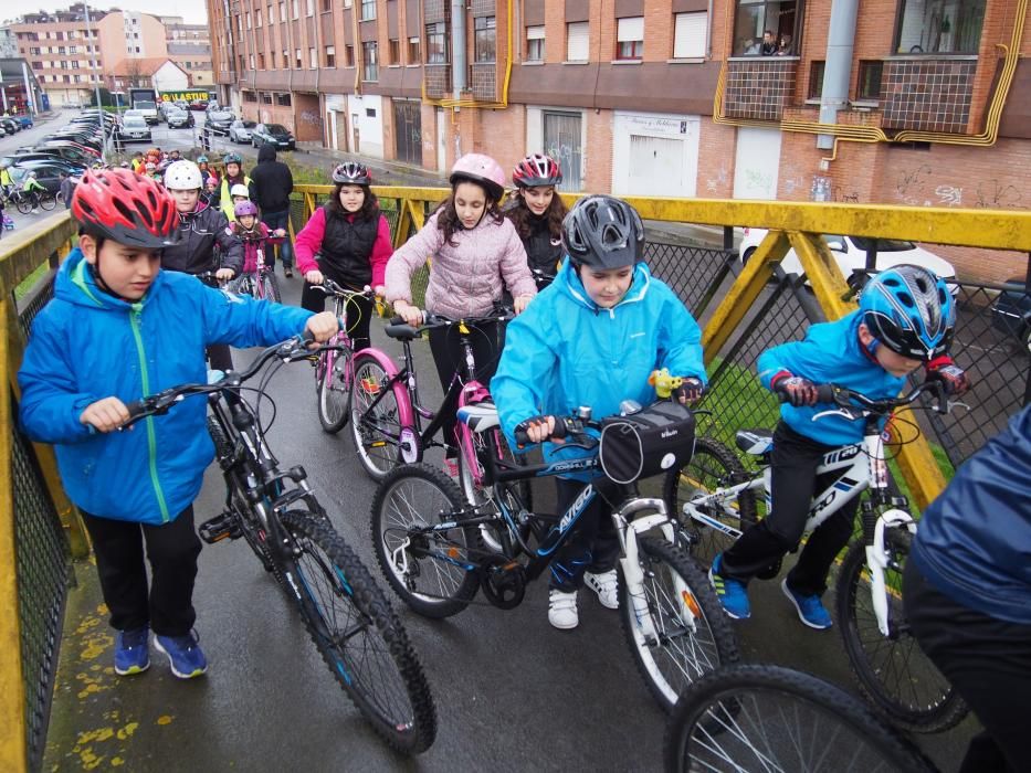 Los alumnos del Colegio Santa Bárbara de Lugones celebran el Día Mundial de la Bicicleta junto a Chechu Rubiera y Ángel García