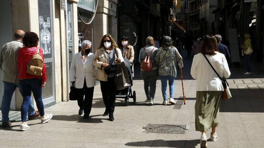 L&#039;Eix Comercial de Lleida amb gent caminant amb mascareta