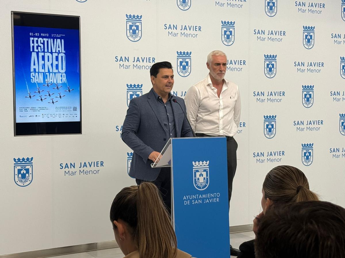 El alcalde de San Javier, José Miguel Luengo y el director técnico de la exhibición aérea, Pablo González, ofrecieron este martes la actualización del evento.