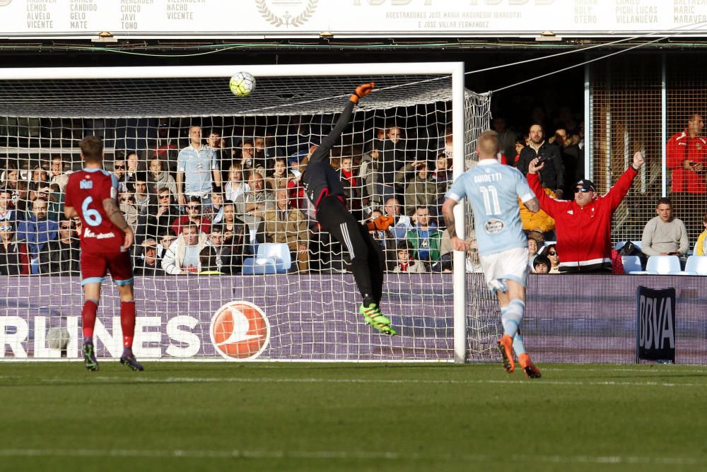 Un golazo del de Moaña le da la victoria al Celta en Balaídos en un igualado partido contra la Real Sociedad. // EFE