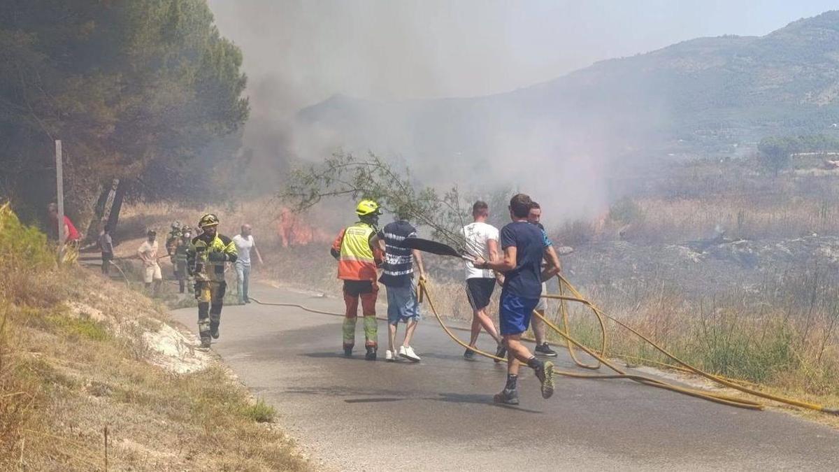 Vecinos, bomberos voluntarios y efectivos de Emergencias colaboraron en la extinción del incendio de Moixent.