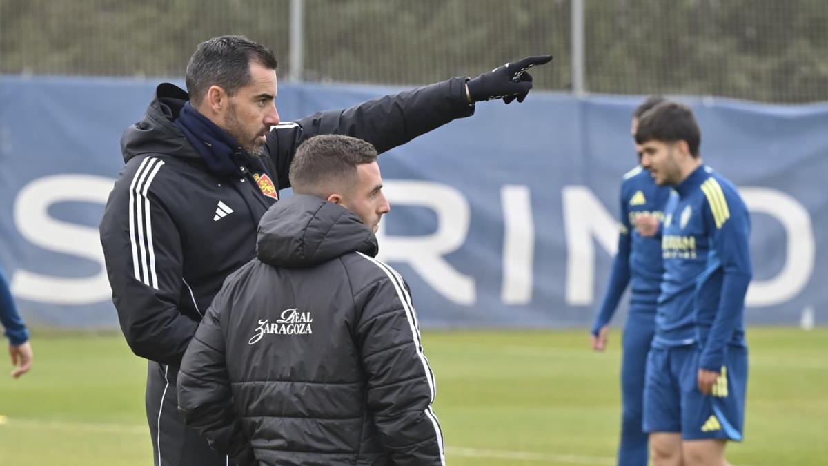 Sellés da instrucciones en el entrenamiento de este jueves junto a uno d esus ayudantes.