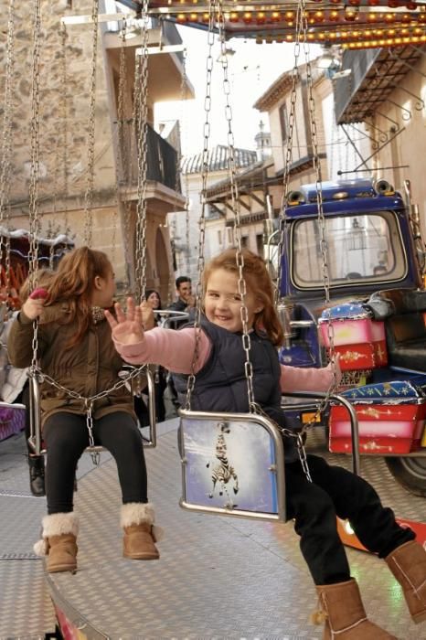 Auf dem traditionellen Markt im Pueblo Español (1. bis 10. 12.) geht es diesmal ausgesprochen musikalisch zu. Täglich sorgen Musikgruppen in dem Miniaturdorf für Weihnachtsstimmung. Die Stände sind bereits ab mittags geöffnet. Der Eintritt kostet 5 Euro, dafür gibt es aber auch einen Becher Glühwein.