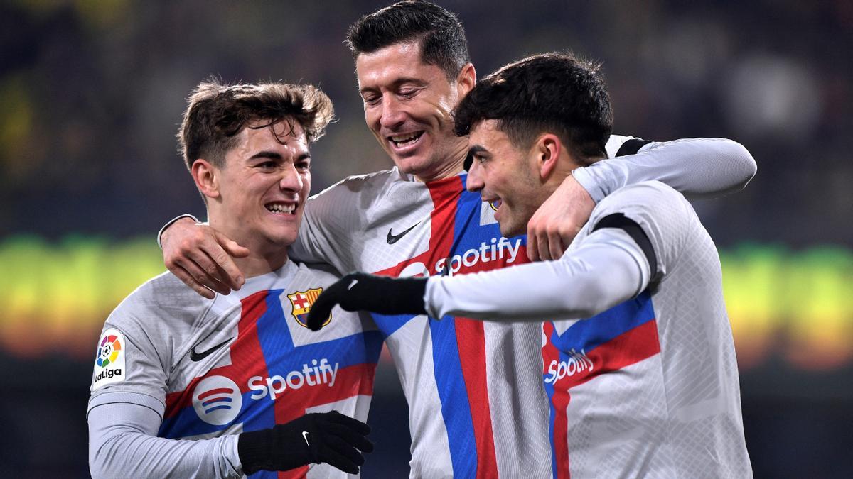 Gavi, Lewandowski y Pedri celebran el gol de este último al Villarreal.